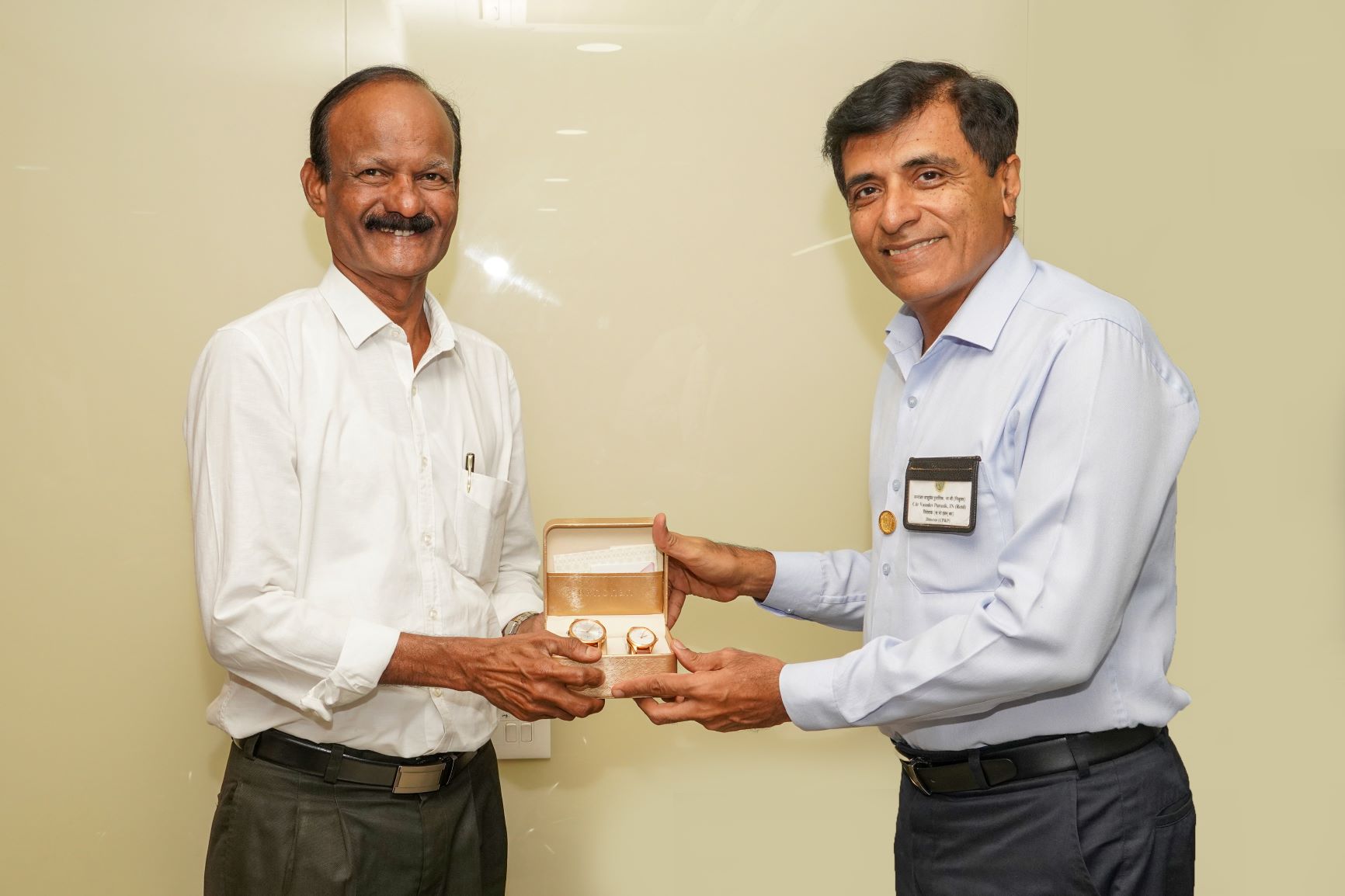 Distribution of Wrist Watches by D(CP&P) to the Employees who have completed 20 Years of service in MDL- 10th Jan 2023123